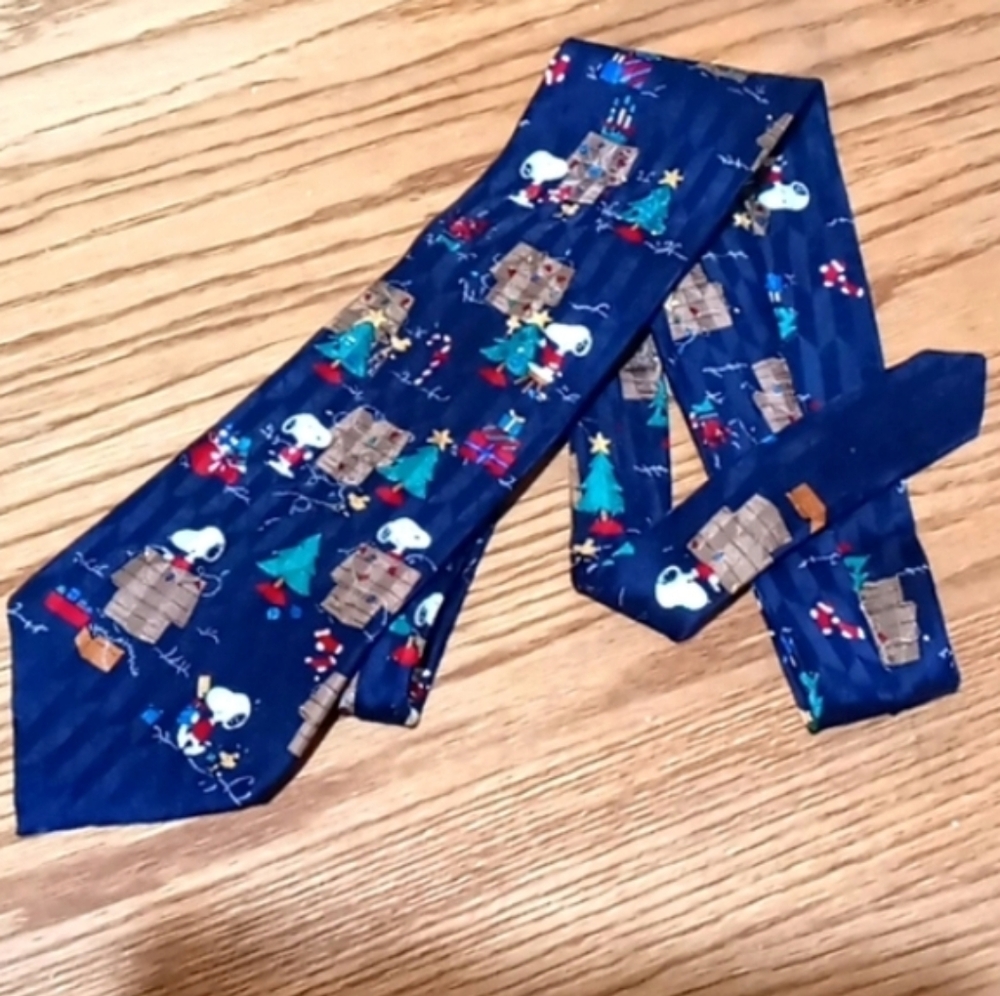 VINTAGE PEANUTS SNOOPY CHRISTMAS TIE